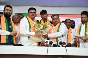 माजी मंत्री प्राजक्त तनपुरे यांच्यासह राष्ट्रवादी शरद पवार पक्षाच्या  शेकडो पदाधिकाऱ्यांचा प्रदेशाध्यक्ष रविंद्र चव्हाण यांच्या उपस्थितीत भाजपत प्रवेश