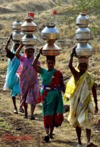 दुधडेवाडीत पिण्याच्या पाण्याची तीव्र टंचाई; महिलांना पाणी आणण्यासाठी करावी लागते पायपीट