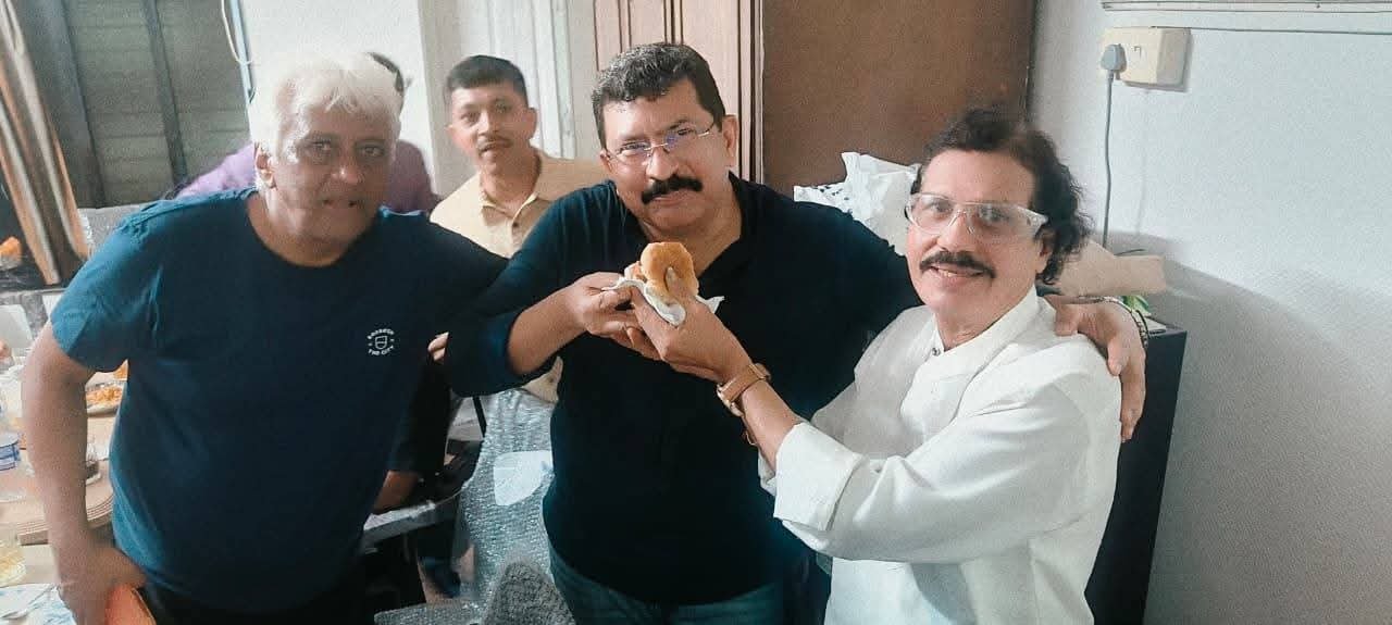 वडापाव सम्राट अशोक ठाकूर यांचा जागतिक सन्मान….  मुंबईच्या ‘अशोक वडा पाव’ला TasteAtlas च्या जगातील सर्वात आयकॉनिक सँडविचेस यादीत मानाचे स्थान