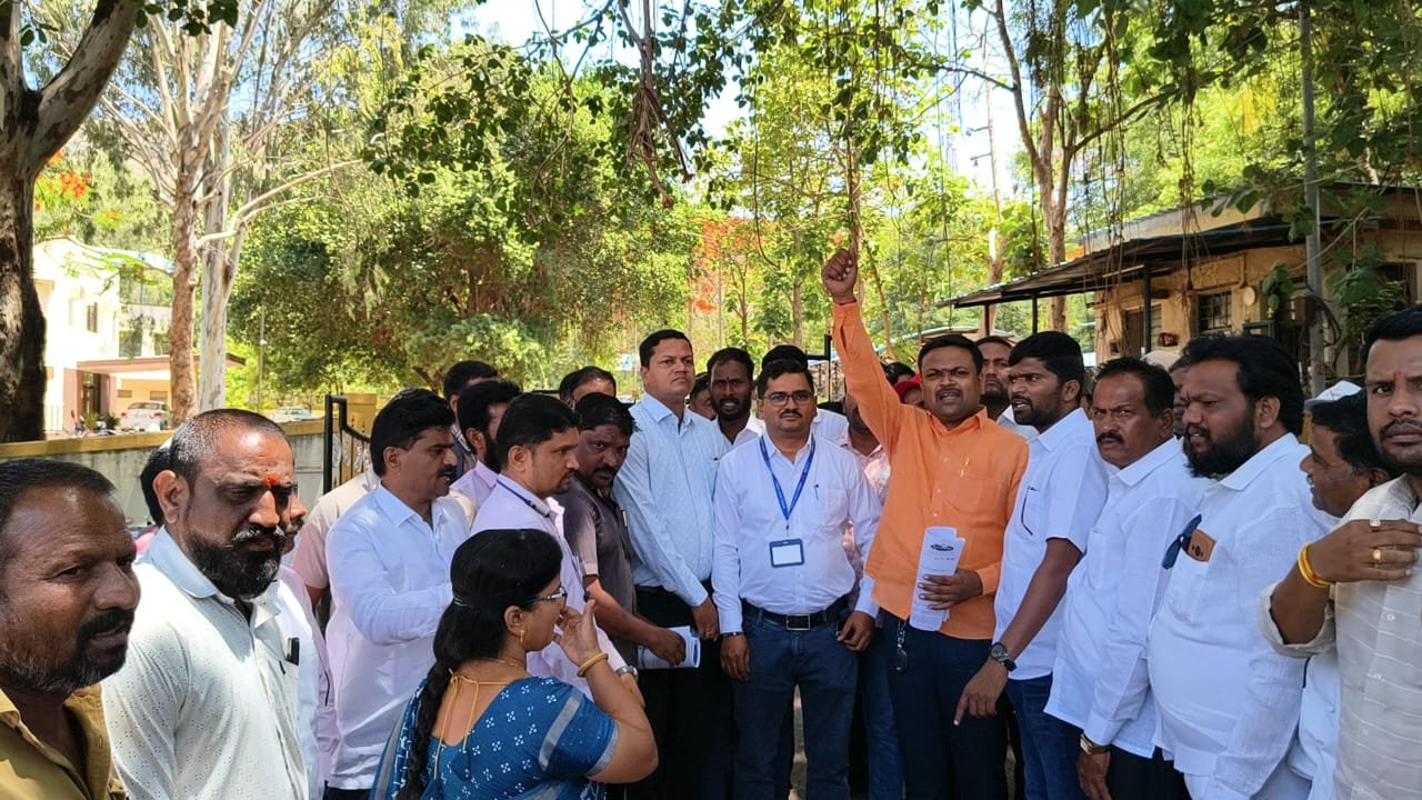स्मार्ट मीटरविरोधात कराडमध्ये वीज ग्राहकांचा भव्य निषेध मोर्चा; संग्राम बाबा पवार यांच्या नेतृत्वाखाली आंदोलन