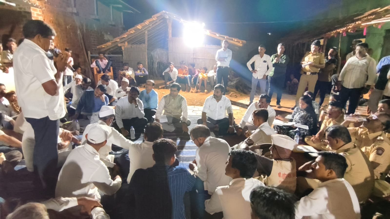 फाईलींच्या पलीकडचं प्रशासन;  जेव्हा ठाणे जिल्हाधिकारी ‘घोंगडीवर’ बसून लोकांचे अश्रू पुसतात…!