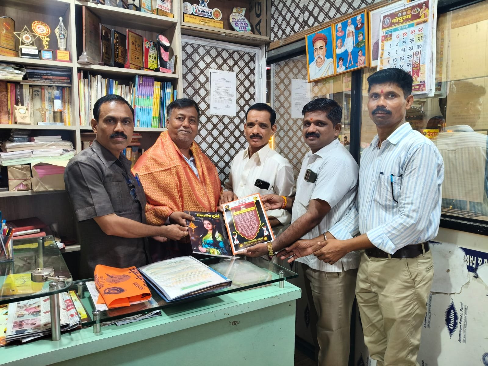 नवी मुंबई शहर पथ विक्रेता समितीच्या निवडणुकीत विजयी अनिल चिकणे यांचा सन्मान