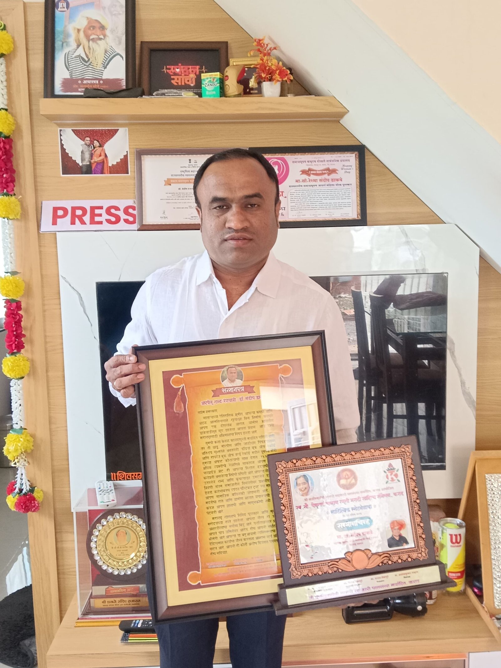 डॉ.संदीप डाकवे यांना राज्य शासनाच्या व्यसनमुक्ती पुरस्काराबद्दल मानपत्र प्रदान