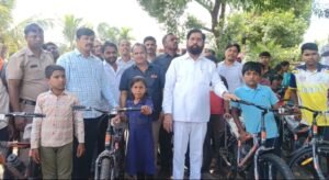 उप मुख्यमंत्र्यांनी गावात विद्यार्थ्यांसाठी दिल्या सायकली भेट…