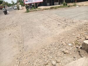 सार्वजनिक बांधकाम विभागाचा भोंगळ कारभार; उंडाळे-येवती रस्त्यावरील खड्डे निकृष्ट पद्धतीने भरल्याचा आरोप