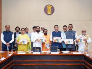 परिवहन मंत्री प्रताप सरनाईक यांच्या कार्यअहवाल कॉफी टेबल पुस्तकाचे मुख्यमंत्री फडणवीस यांच्या हस्ते प्रकाशन