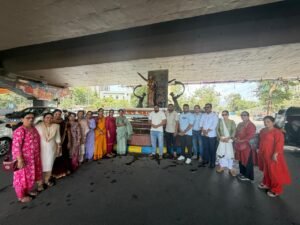 जिजाऊ मॉंसाहेब यांची पुण्यतिथी साजरी ; शिवसेनेने केला जलाभिषेक
