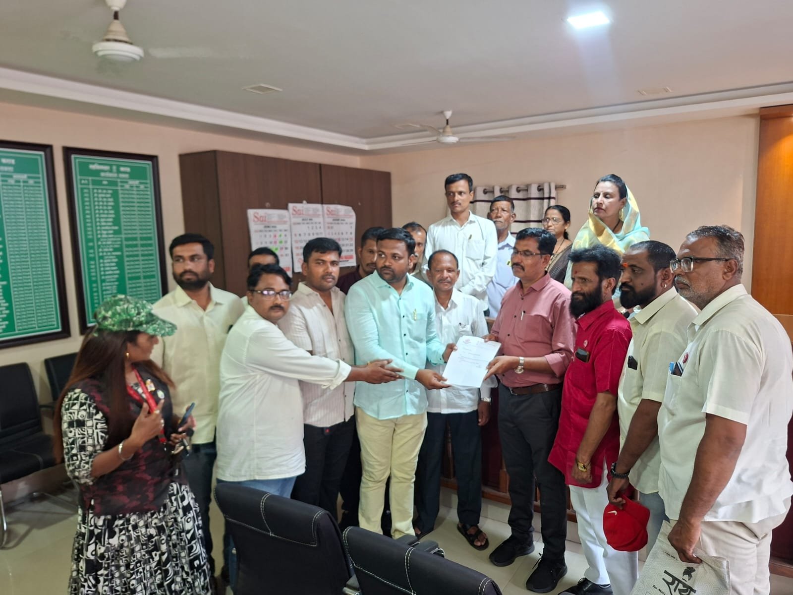 कराडमध्ये स्मार्ट मीटरविरोधात सर्वपक्षीय निदर्शने; शेतीपंपांना तातडीने वीजपुरवठा न केल्यास चक्काजाम आंदोलनाचा इशारा