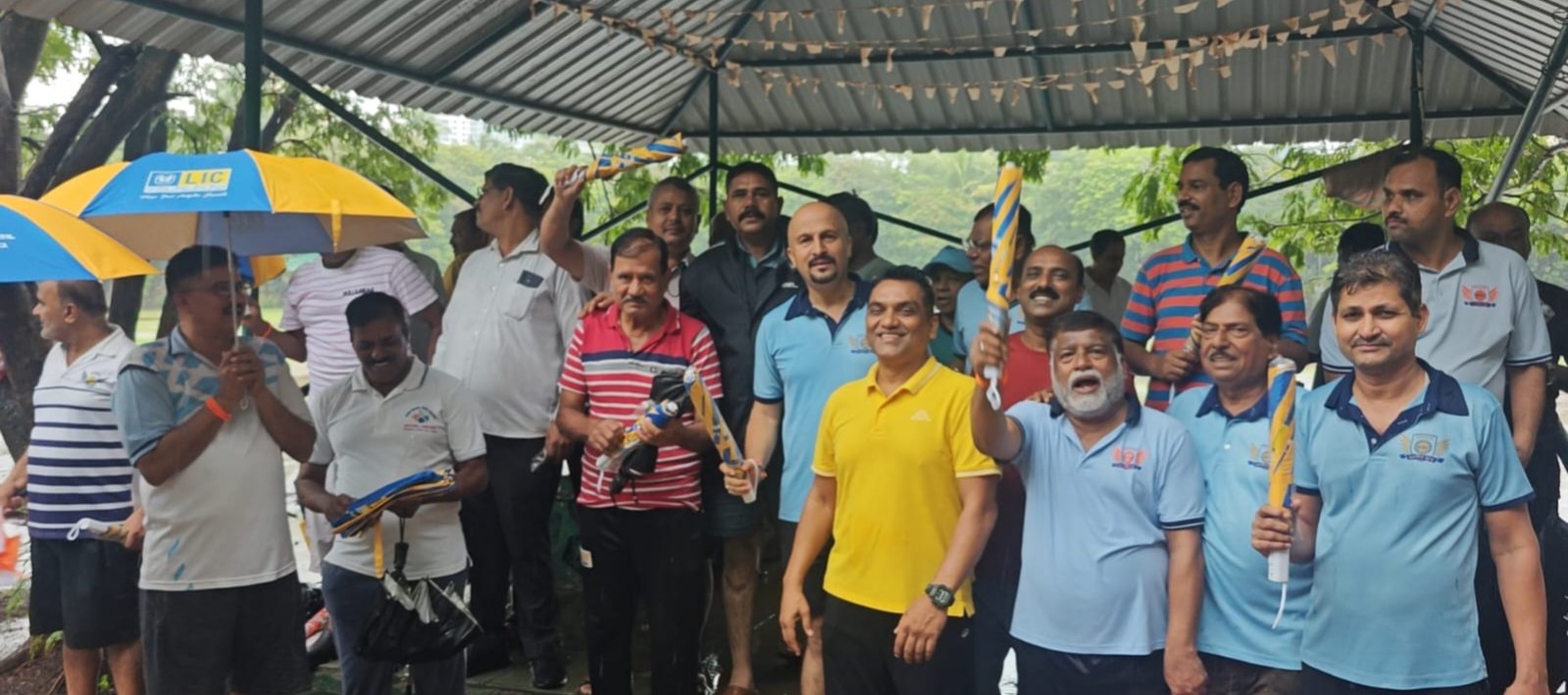 सानपाडाच्या नागरिकांना छत्री वाटप ; सामाजिक कार्यकर्ते रणवीर पाटील यांचा उपक्रम