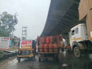 कराडमध्ये नंबर प्लेटविना एलपीजी सिलिंडर वाहतूक करणारी गाडी; चौकशीची नागरिकांची मागणी