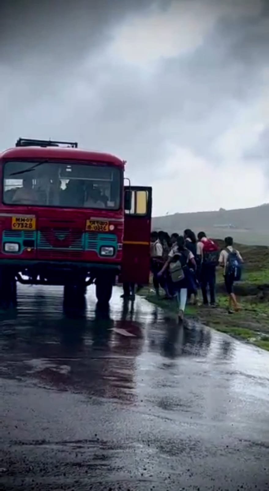 ‘ लालपरी ‘ ची ज्ञानयात्रा लाखो विद्यार्थ्यांच्या स्वप्नांना एसटीचे सुरक्षित पंख!  – परिवहन मंत्री प्रताप सरनाईक