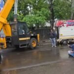 सातारा शहरातील बेकायदेशीर होर्डिंग्ज विरोधात भर पावसात रास्ता रोको…