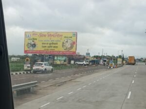 कराड महामार्गावरील व्यावसायिकांचे अतिक्रमण; रिफ्लेक्टर बोर्डांमुळे वाहनचालक त्रस्त