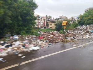 देगाव फाट्यावर हायवेलगत कचऱ्याचे साम्राज्य; नागरिकांच्या आरोग्याशी खेळ, प्रशासनाचे दुर्लक्ष