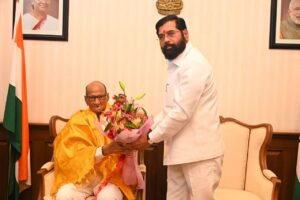 विधानभवनात शरद पवारांनी घेतली उपमुख्यमंत्री एकनाथ शिंदे यांची सदिच्छा भेट…..   शाल-पुष्पगुच्छ देत शिंदेंकडून पवारांचे स्वागत