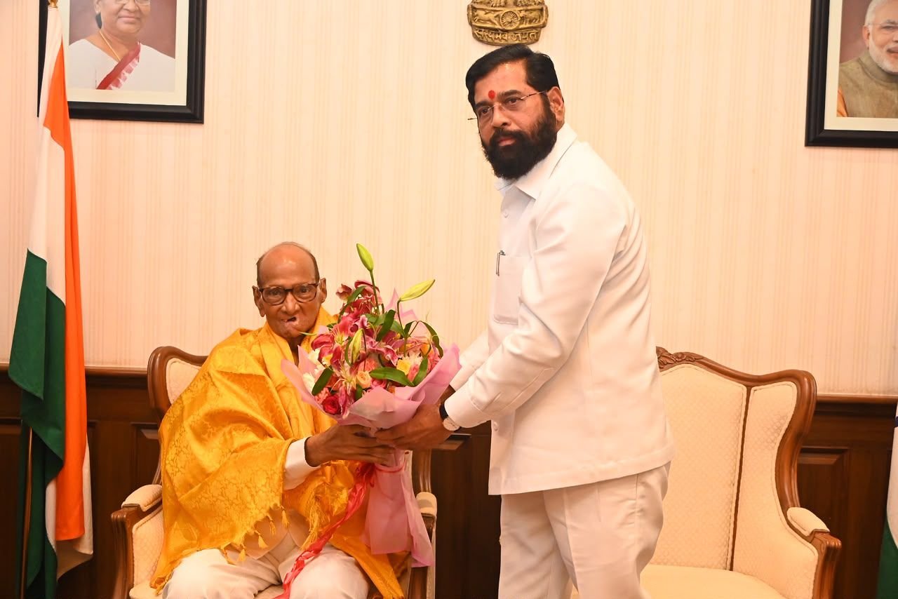 विधानभवनात शरद पवारांनी घेतली उपमुख्यमंत्री एकनाथ शिंदे यांची सदिच्छा भेट…..   शाल-पुष्पगुच्छ देत शिंदेंकडून पवारांचे स्वागत