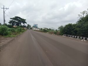पाचवड फाटा–येळगाव फाटा मार्गावर पांढरे पट्टे गायब; झेब्रा क्रॉसिंगही नामशेष, अपघाताची प्रशासन वाट पाहत आहे का?