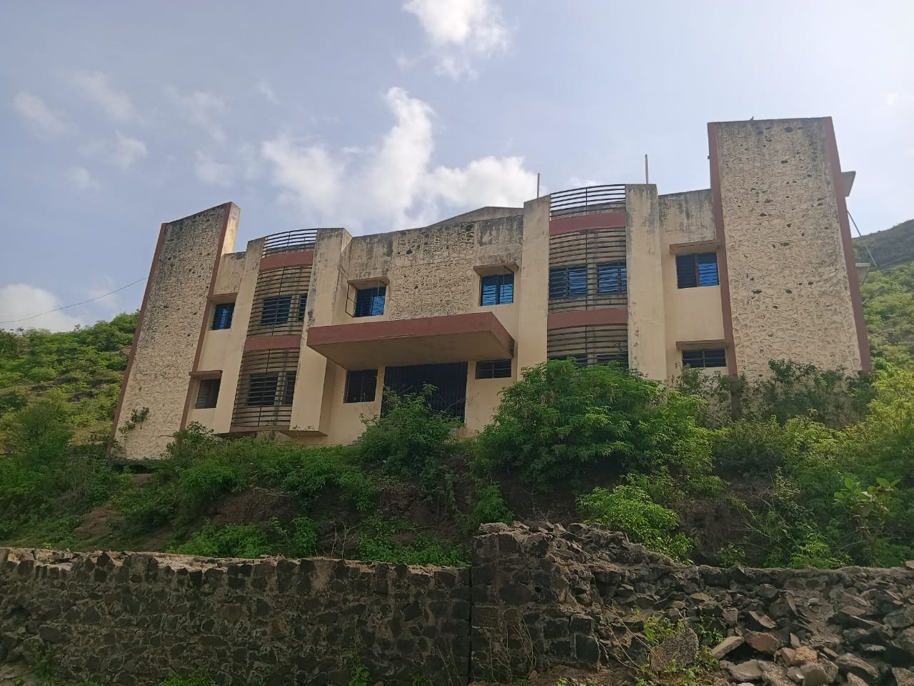 नांदलापूर क्रीडा संकुलाची दयनीय अवस्था; इमारत धुळखात, खेळाडूंची गैरसोय