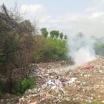 जखिनवाडी (कराड) येथून बौद्ध लेणीकडे जाणाऱ्या मार्गावरील पाजर तलावात कचऱ्याचे साम्राज्य; पाणी दूषित, प्रशासनाने तातडीने लक्ष देण्याची मागणी
