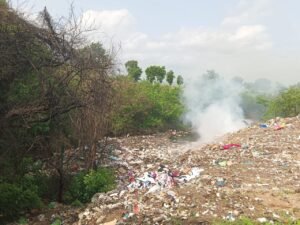 जखिनवाडी (कराड) येथून बौद्ध लेणीकडे जाणाऱ्या मार्गावरील पाजर तलावात कचऱ्याचे साम्राज्य; पाणी दूषित, प्रशासनाने तातडीने लक्ष देण्याची मागणी