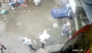 कुरारमध्ये भरदिवसा तरुणीवर जीवघेणा हल्ला  वायर आणि चाकूने केला वार