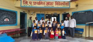 वाढदिवस सामाजिक उपक्रमाने साजरा; जिल्हा परिषद शाळा विठोबाचीवाडीत शैक्षणिक साहित्य वाटप