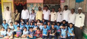 येळगाव प्राथमिक शाळेत मैत्री स. फाउंडेशनतर्फे शैक्षणिक साहित्याचे वाटप