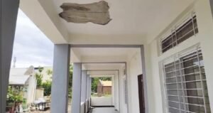 टक्केवारीच्या ओझ्याने मांडवे प्रा. शाळेच्या छताचे टक्के एवढे पोपडे बाहेर …