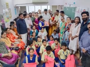 उद्धव ठाकरे यांच्या वाढदिवसानिमित्त विद्यार्थ्यांना शालेय साहित्याचे वाटप