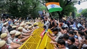 दिल्लीत लाठीचार्ज – महाराष्ट्र पोलिसांचे डिजिटल पेट्रोलिंग; राज्यभरातील ९८ आंदोलनांवर विशेष नजर