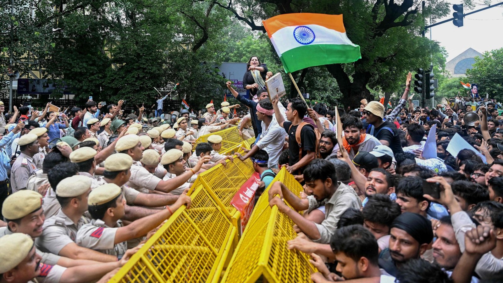 दिल्लीत लाठीचार्ज – महाराष्ट्र पोलिसांचे डिजिटल पेट्रोलिंग; राज्यभरातील ९८ आंदोलनांवर विशेष नजर