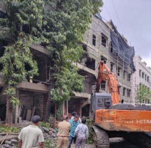 ऐरोली विभागात एकाच दिवशी 13 अनधिकृत बांधकामांवर तोडक कारवाई