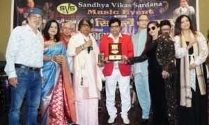 ‘एक सुनेहरी शाम’ संगीत मैफिलीत पद्मश्री अनुप जलोटा, दिलीप सेन आणि के. रवि दादा यांची उपस्थिती; के. रवि दादांचा विशेष पुरस्काराने गौरव