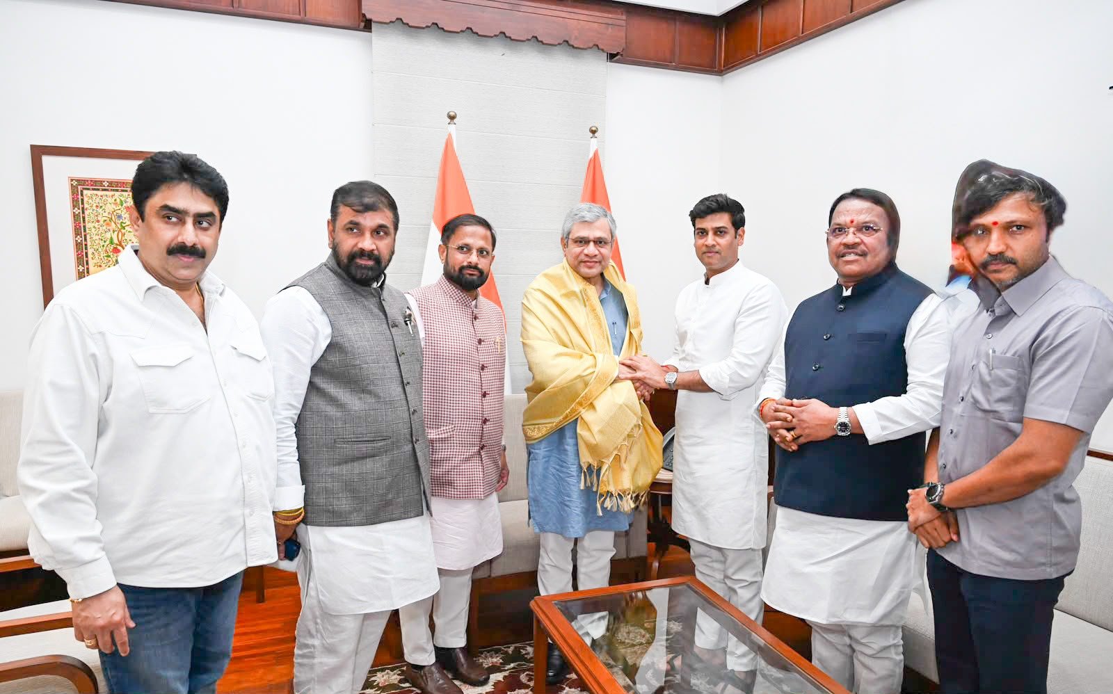 सीएसएमटी–सावंतवाडी रोड नियमित एक्सप्रेसला मंजुरी; केंद्रीय रेल्वेमंत्री अश्विनी वैष्णव यांचा शिवसेनेकडून सत्कार