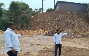 झाडे तोडून ” हरित फुफ्फुस ” मातीच्या ढिगाऱ्याखाली  पर्यावरण रक्षणासाठी झाडे लावा आंदोलनाचा इशारा