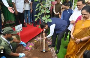 दादासाहेब फाळके चित्रनगरीत मुख्यमंत्री देवेंद्र फडणवीस यांचे वृक्षारोपण; ‘रामायण’ चित्रपटाच्या ट्रेलरचे केले अनावरणपूर्व दर्शन