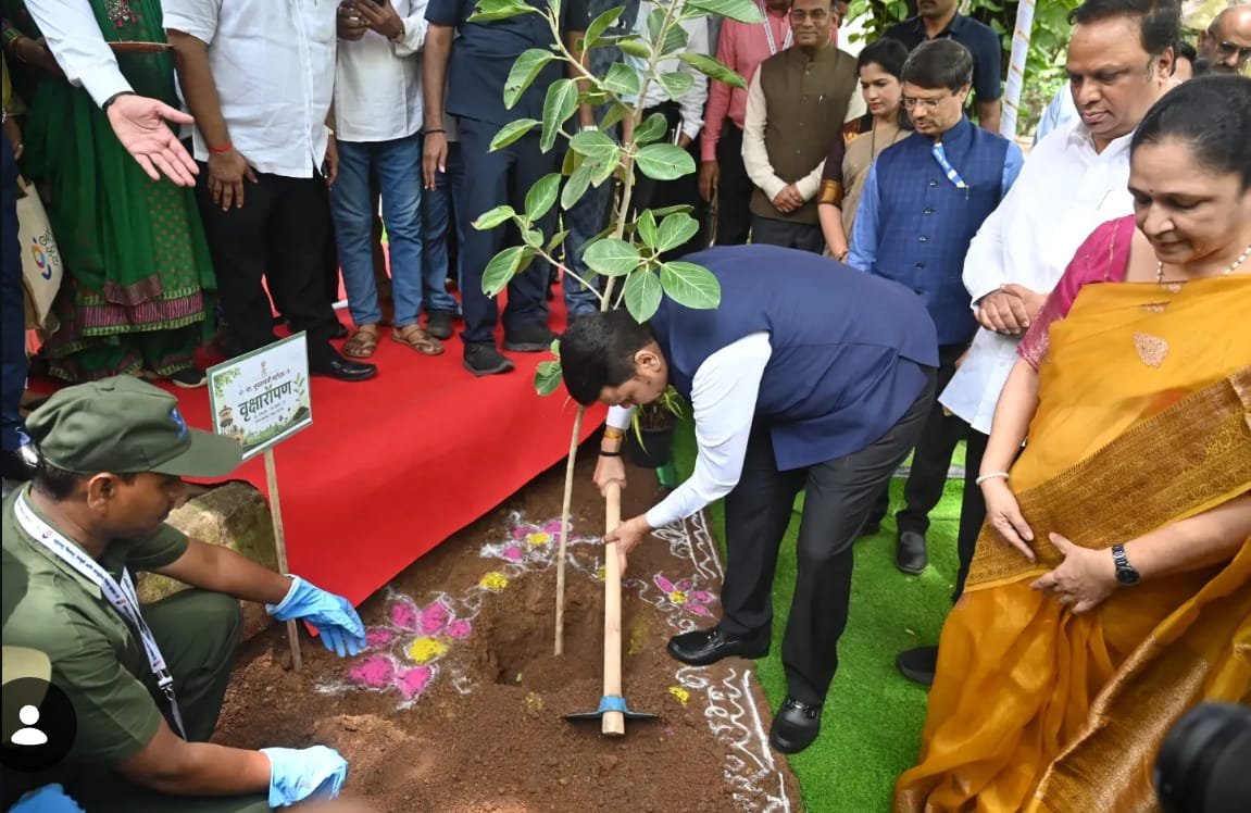 दादासाहेब फाळके चित्रनगरीत मुख्यमंत्री देवेंद्र फडणवीस यांचे वृक्षारोपण; ‘रामायण’ चित्रपटाच्या ट्रेलरचे केले अनावरणपूर्व दर्शन