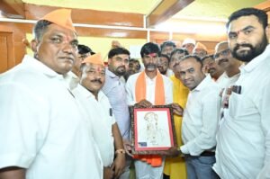 रक्ताने साकारलेल्या भावना पोचल्या..! मनोज जरांगे-पाटील आणि चित्रकार संदीप डाकवे यांची मंद्रुळकोळेत भावूक भेट