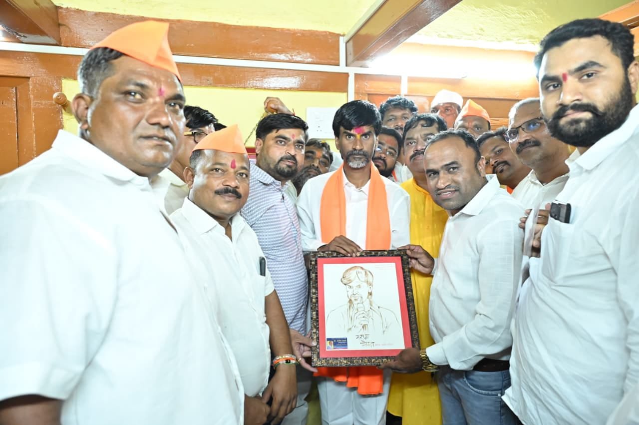 रक्ताने साकारलेल्या भावना पोचल्या..! मनोज जरांगे-पाटील आणि चित्रकार संदीप डाकवे यांची मंद्रुळकोळेत भावूक भेट