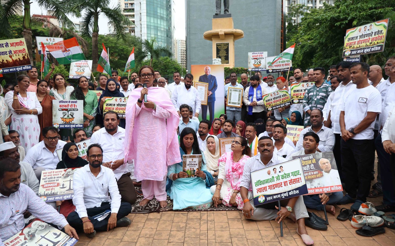 खरगेंचा अपमान करणाऱ्यांवर भाजपा सरकार कारवाई का करत नाही, भाजपाने भूमिका स्पष्ट करावी : खासदार वर्षा गायकवाड