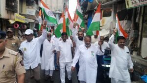 धारावीकर आज स्वातंत्र्यदिनी पुन्हा रस्त्यावर…. हजारो झोपडपट्टीवासियांनी काढली तिरंगा रॅली; सर्व पात्र-अपात्रांना धारावीतच ५०० चौ.फू.ची घरे द्या