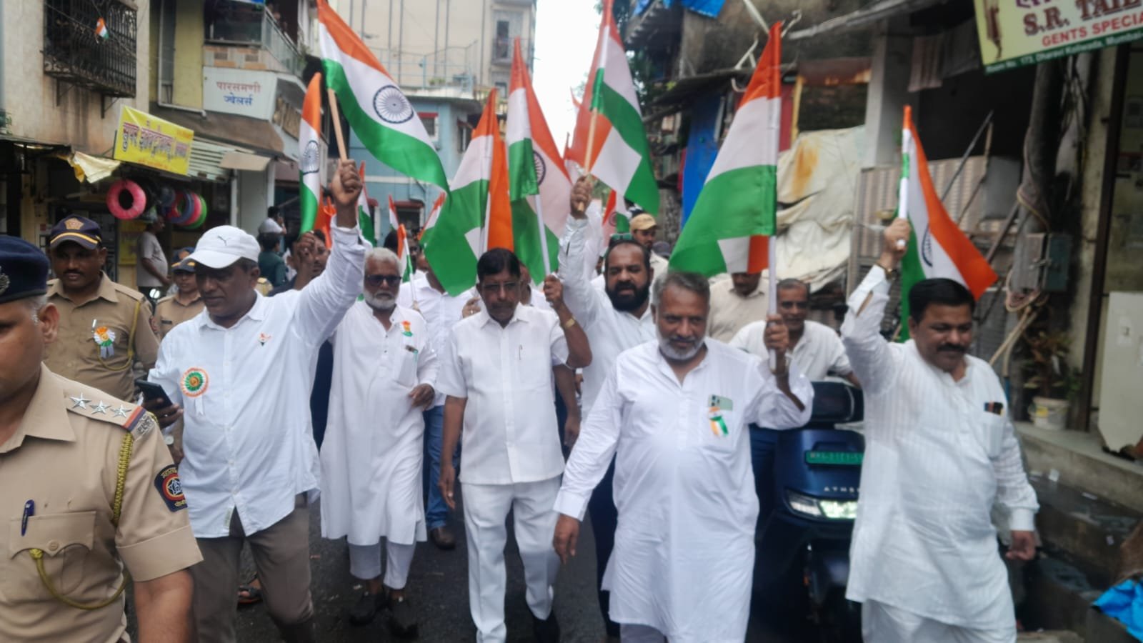 धारावीकर आज स्वातंत्र्यदिनी पुन्हा रस्त्यावर…. हजारो झोपडपट्टीवासियांनी काढली तिरंगा रॅली; सर्व पात्र-अपात्रांना धारावीतच ५०० चौ.फू.ची घरे द्या