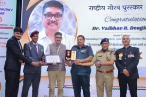 आयुर्वेद व हॉलिस्टिक मेडिसिन क्षेत्रातील योगदानाबद्दल डॉ. वैभव देवगीरकर यांना ‘राष्ट्रीय गौरव पुरस्कार’ प्रदान