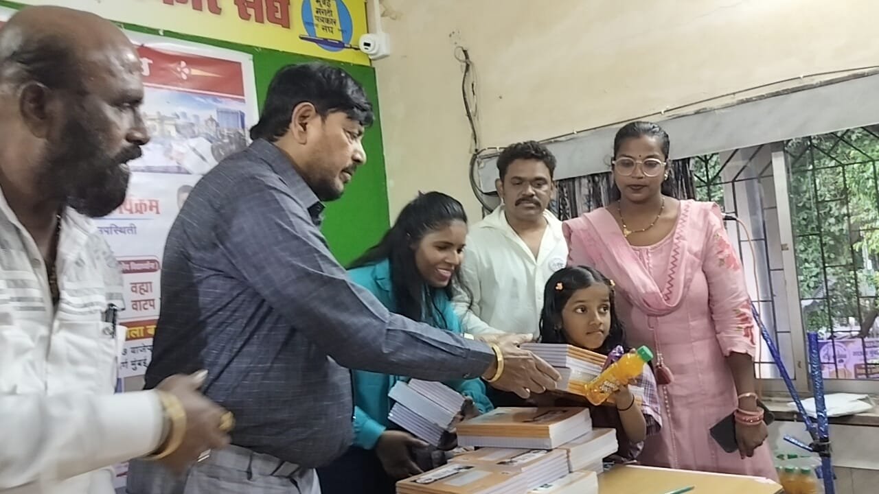 विद्यार्थ्यांनी जिद्दीने ध्येय गाठावे; परिस्थिती बदलण्याची ताकद शिक्षणात – रामदास आठवले                     दक्षिण मुंबई पत्रकार संघातर्फे विद्यार्थ्यांना वही-पेन, पत्रकारांना रेनकोटचे वाटप