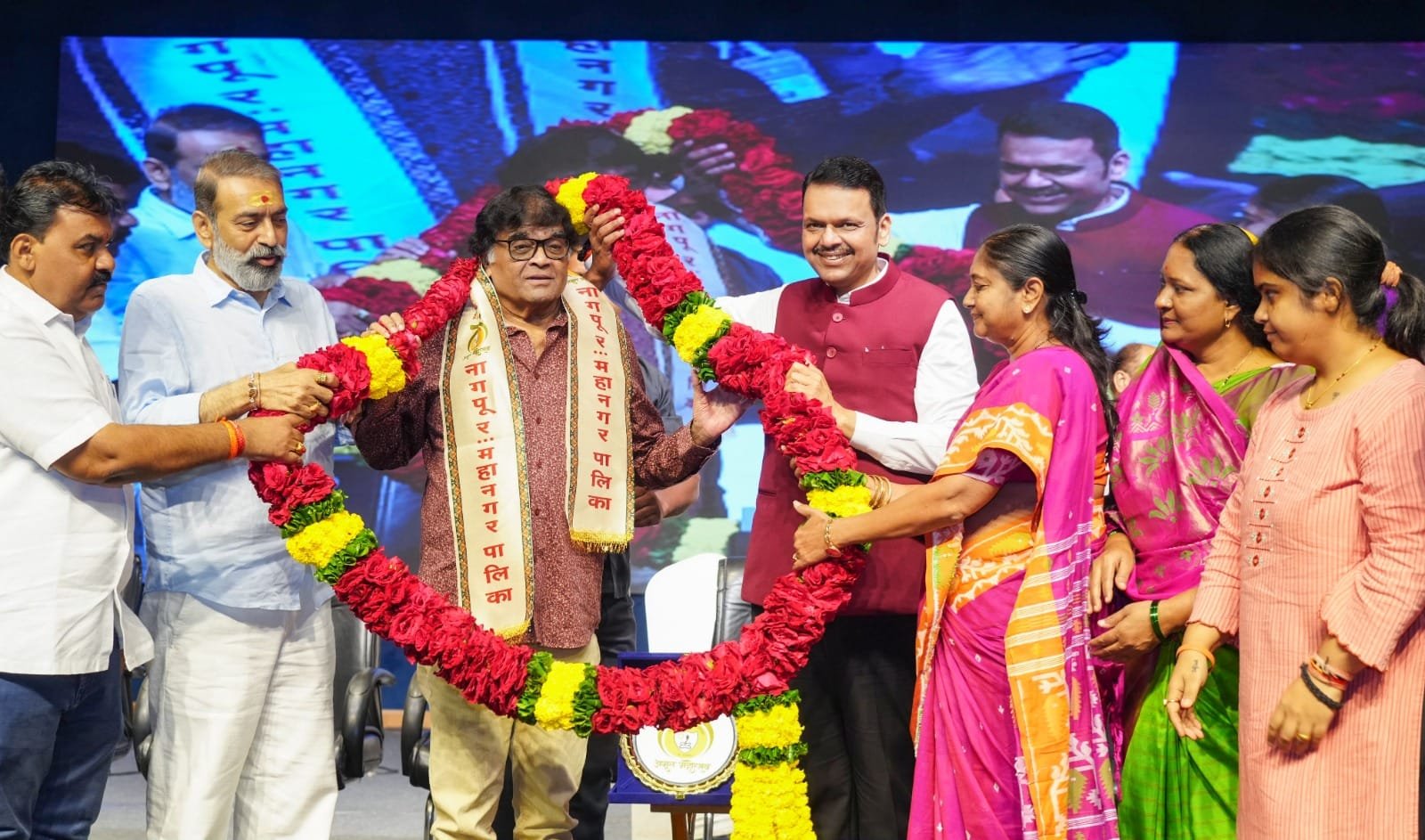 महाराष्ट्र भूषण व पद्मश्री अशोक सराफ यांचा मुख्यमंत्री देवेंद्र फडणवीस यांच्या हस्ते नागरी सत्कार