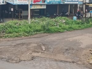 उंडाळे–सवादे कॉर्नर मार्गावर रस्त्यातच लोखंडी डांब;  सार्वजनिक बांधकाम विभाग की जिल्हा परिषद बांधकाम विभाग? नागरिकांचा संतप्त सवाल