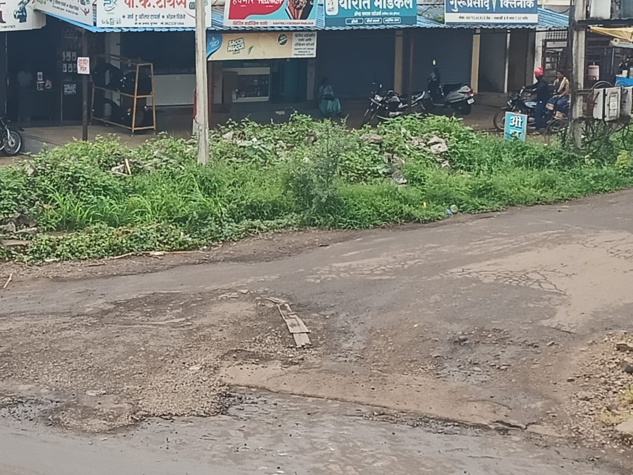 उंडाळे–सवादे कॉर्नर मार्गावर रस्त्यातच लोखंडी डांब;  सार्वजनिक बांधकाम विभाग की जिल्हा परिषद बांधकाम विभाग? नागरिकांचा संतप्त सवाल