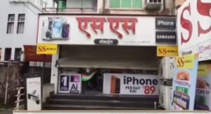 कराड शहरात मध्यरात्री मोबाईल शॉपीवर धाडसी दरोडा; 60 लाख रुपये किमतीचे साधारण 300 मोबाईल लंपास; चोरटे सीसीटीव्हीत कैद