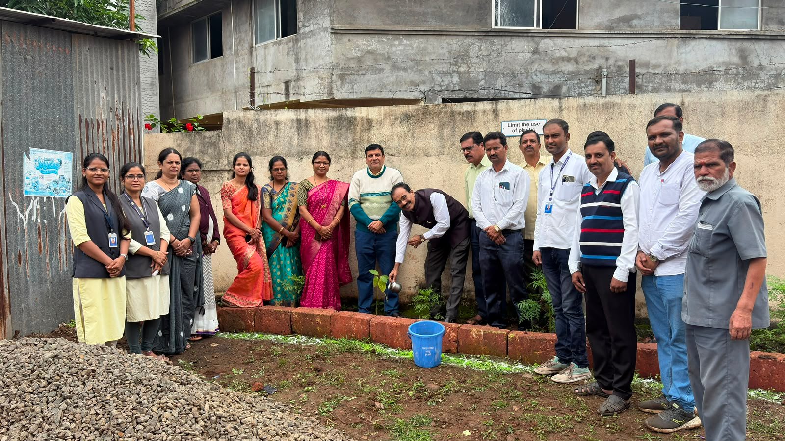 हौसाई विद्यालयात वृक्षारोपण उत्साहात…..   ‘निसर्गाला जपले तरच निसर्ग आपल्याला जपेल’ – प्राचार्य डॉ. स्वानंद कुलकर्णी