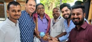सेवानिवृत्तीच्या शेवटच्या रेल्वे प्रवासातही जपली सहप्रवाशांनी मैत्री…